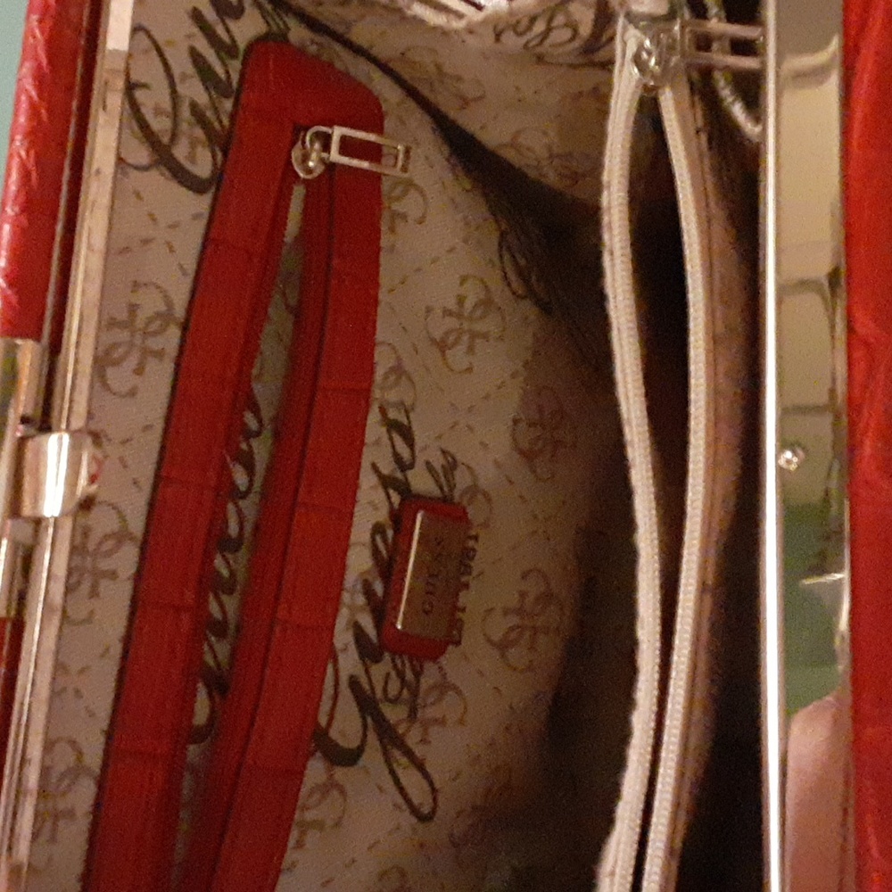 🌹Guess handbag Like New Excellent! - Picture 6 of 7